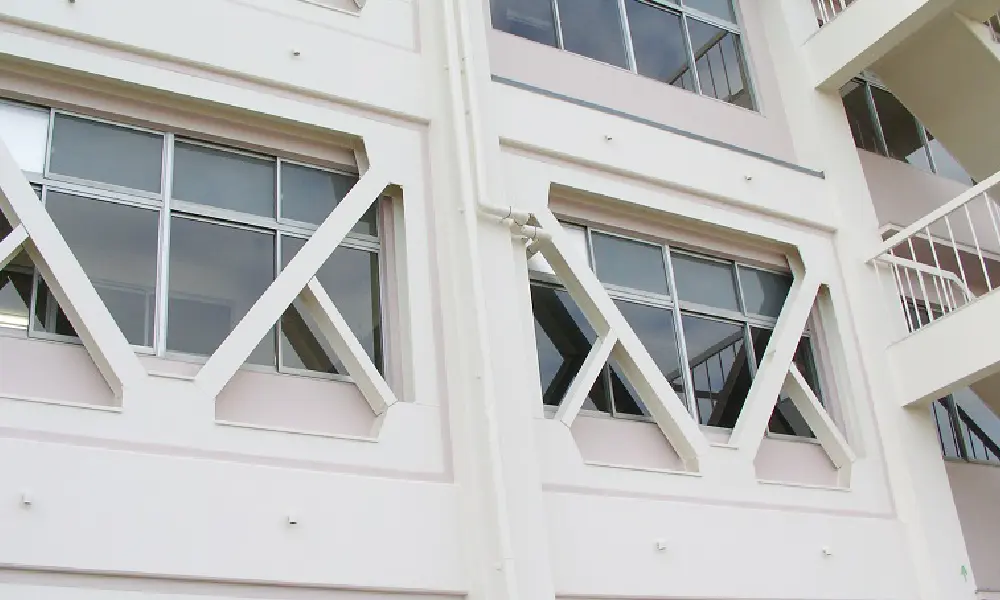 建物の耐震診断を行う様子