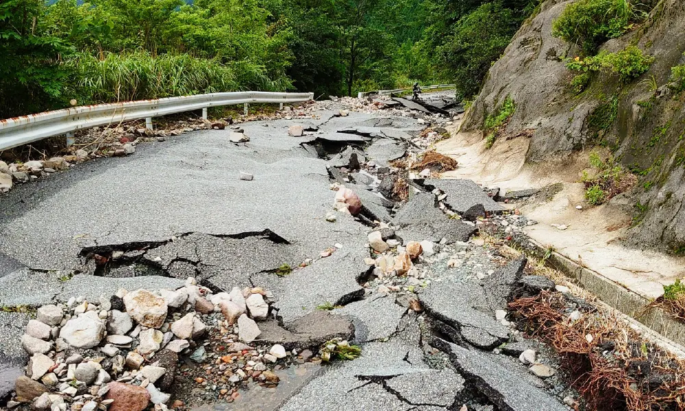 災害で損傷した道路