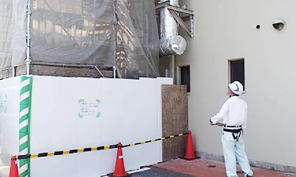 安全パトロールを行う建設現場