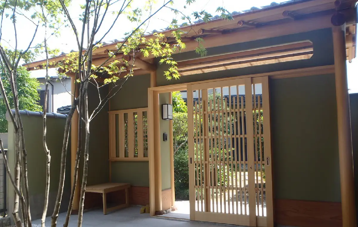 緑に囲まれた木造建築の玄関