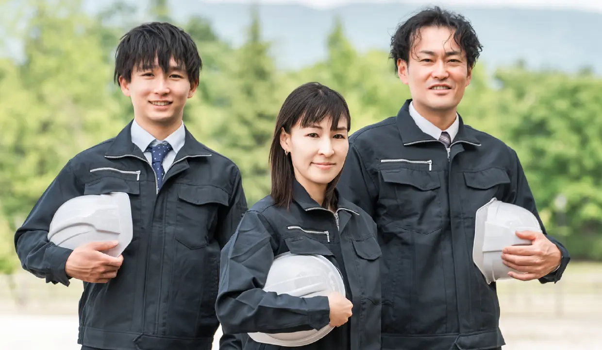 ヘルメットを持って並ぶ杉林建設の社員