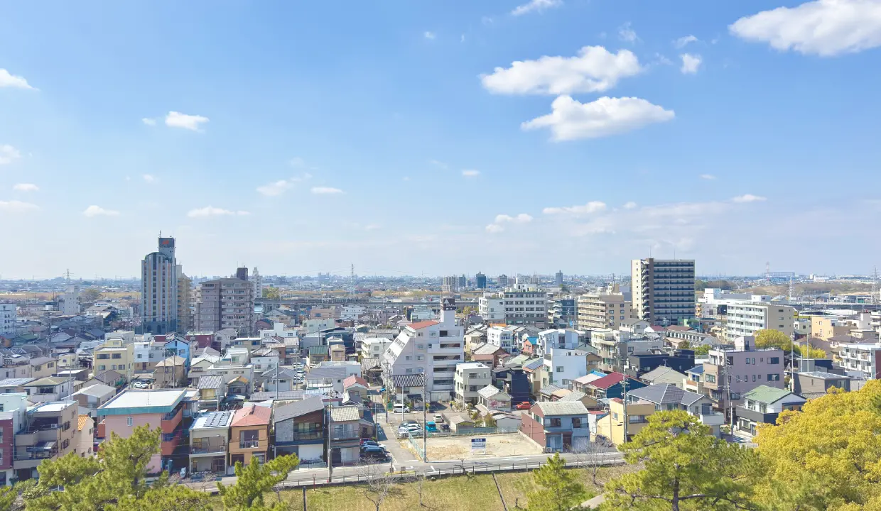 青空の下に広がる岡崎市の街並み