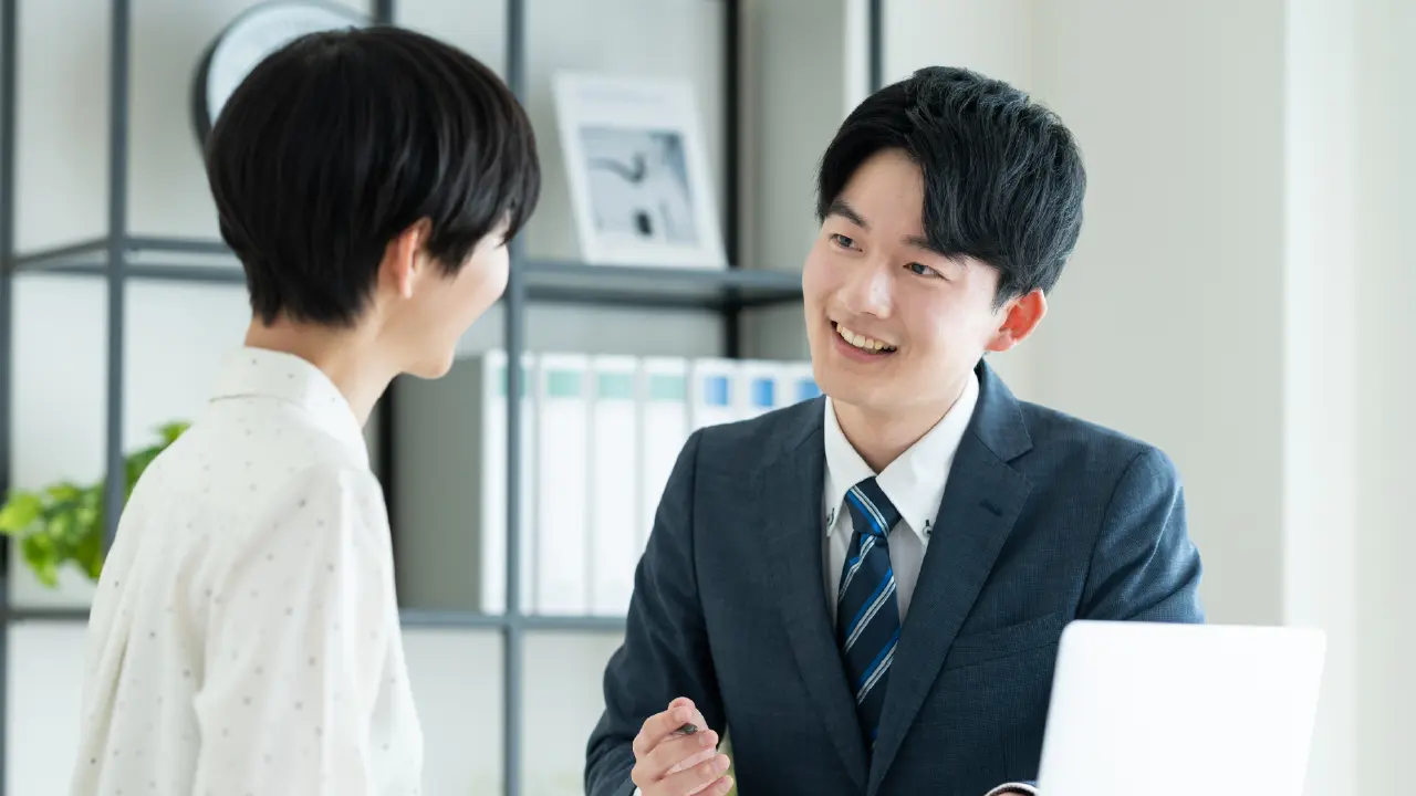 お客様と話し合いをしている営業担当の写真