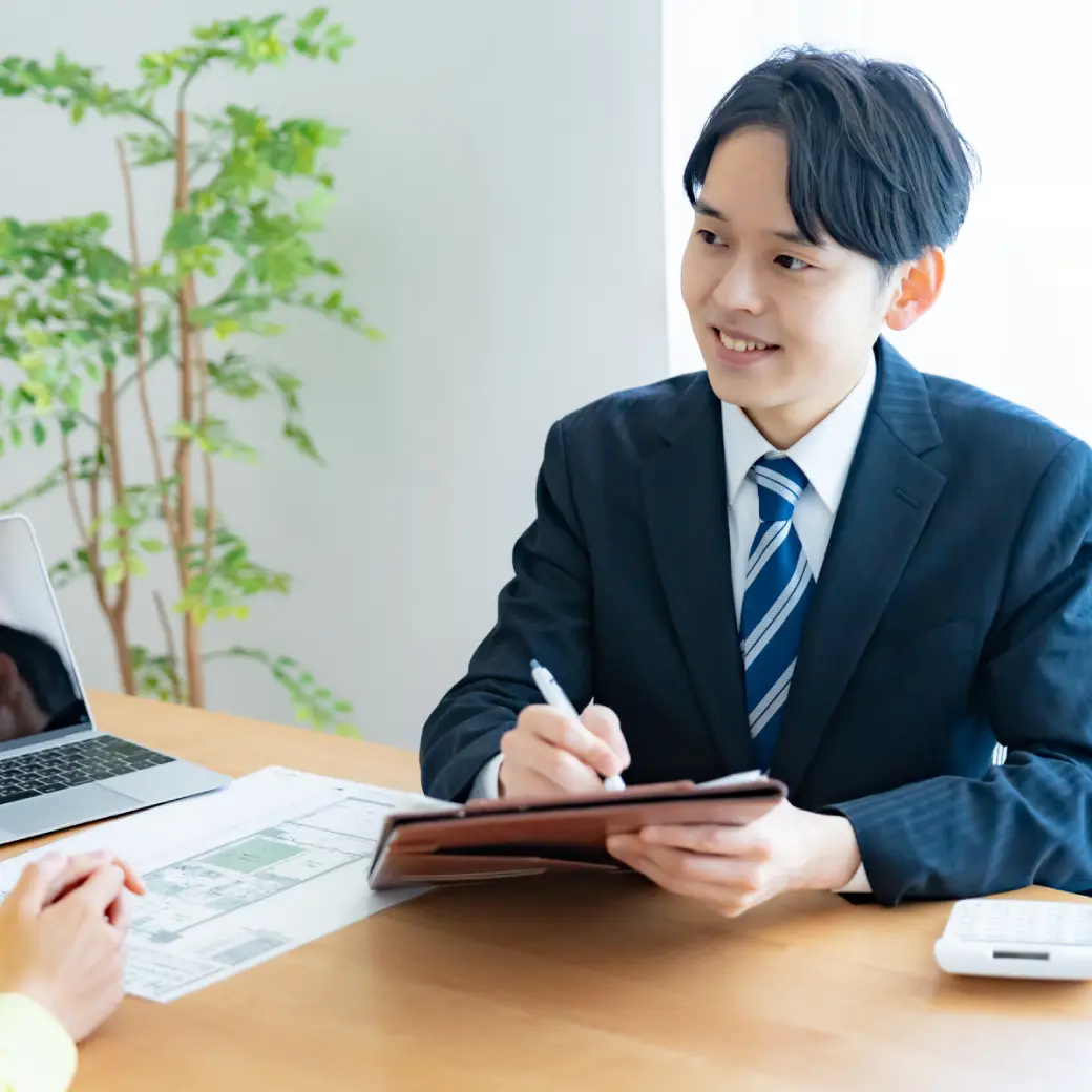 お客様の建築計画について話を伺う担当者