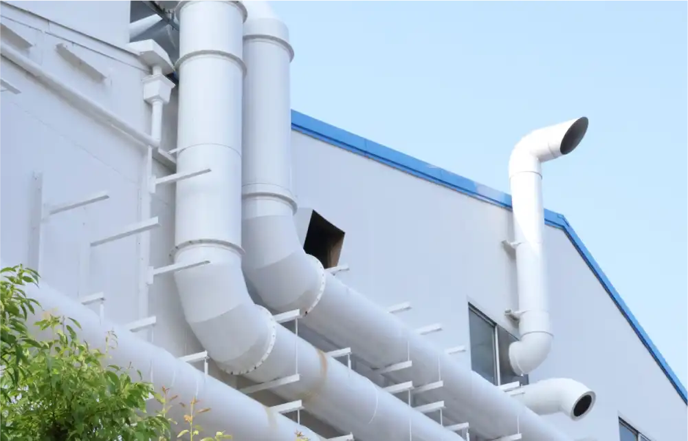 工場建物の外壁と配管設備