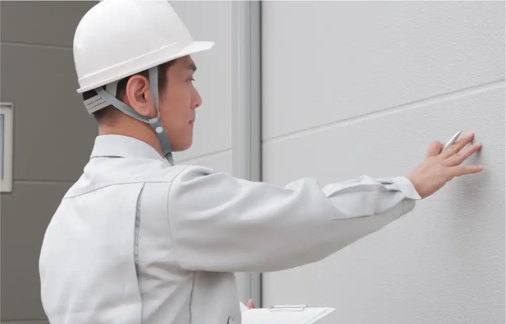 建物の外壁を点検する作業員